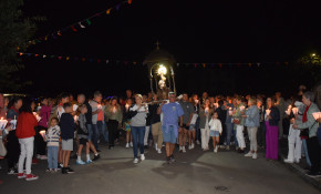 Una Procesión de la luz multitudinaria ...