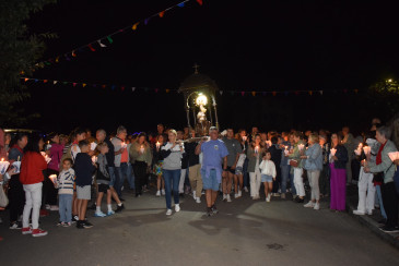 Una Procesión de la luz multitudinaria ...